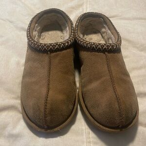 UGG Tasman shows size 5